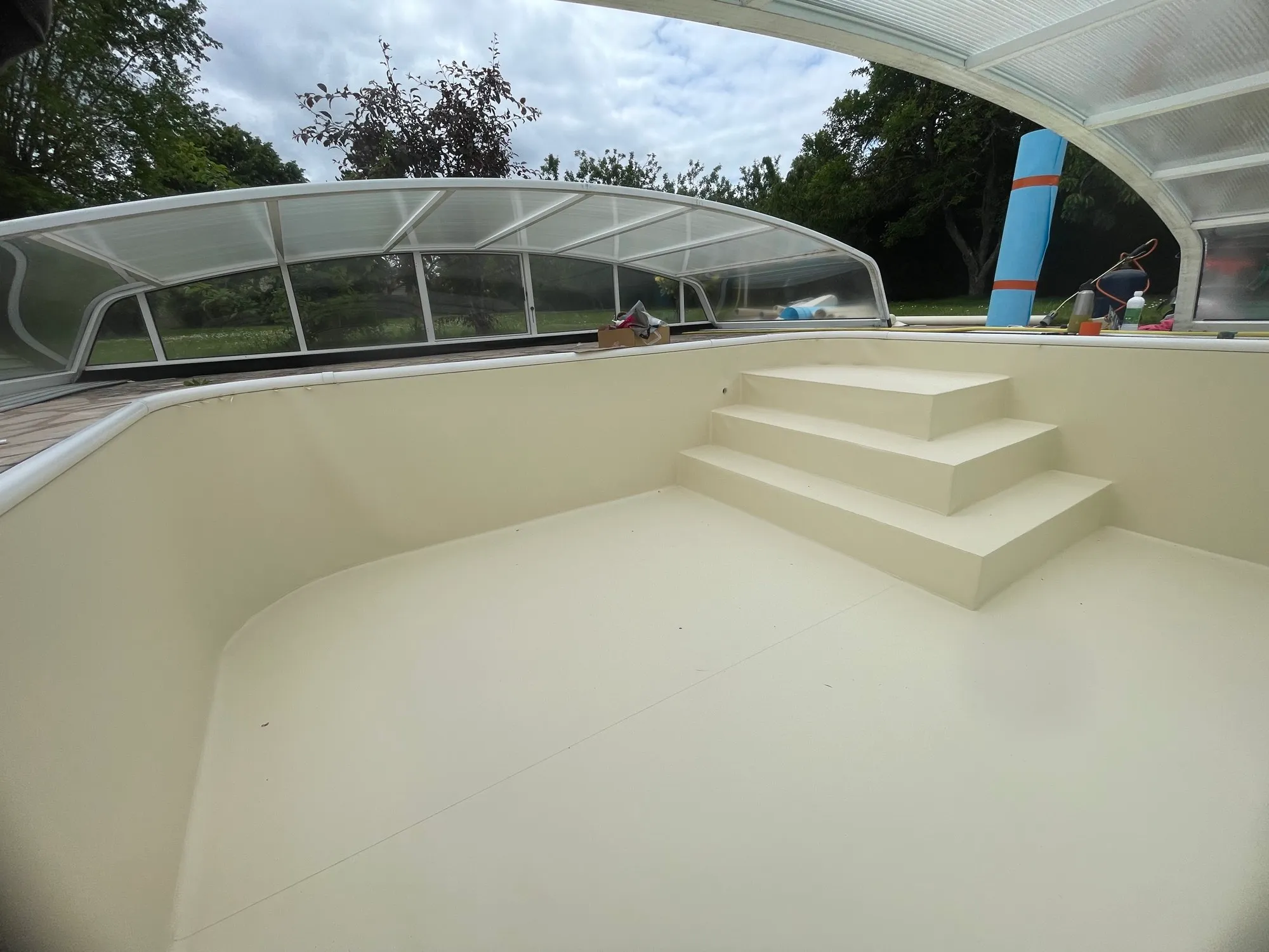 Intérieur de bassin entièrement enduit crème sous abri