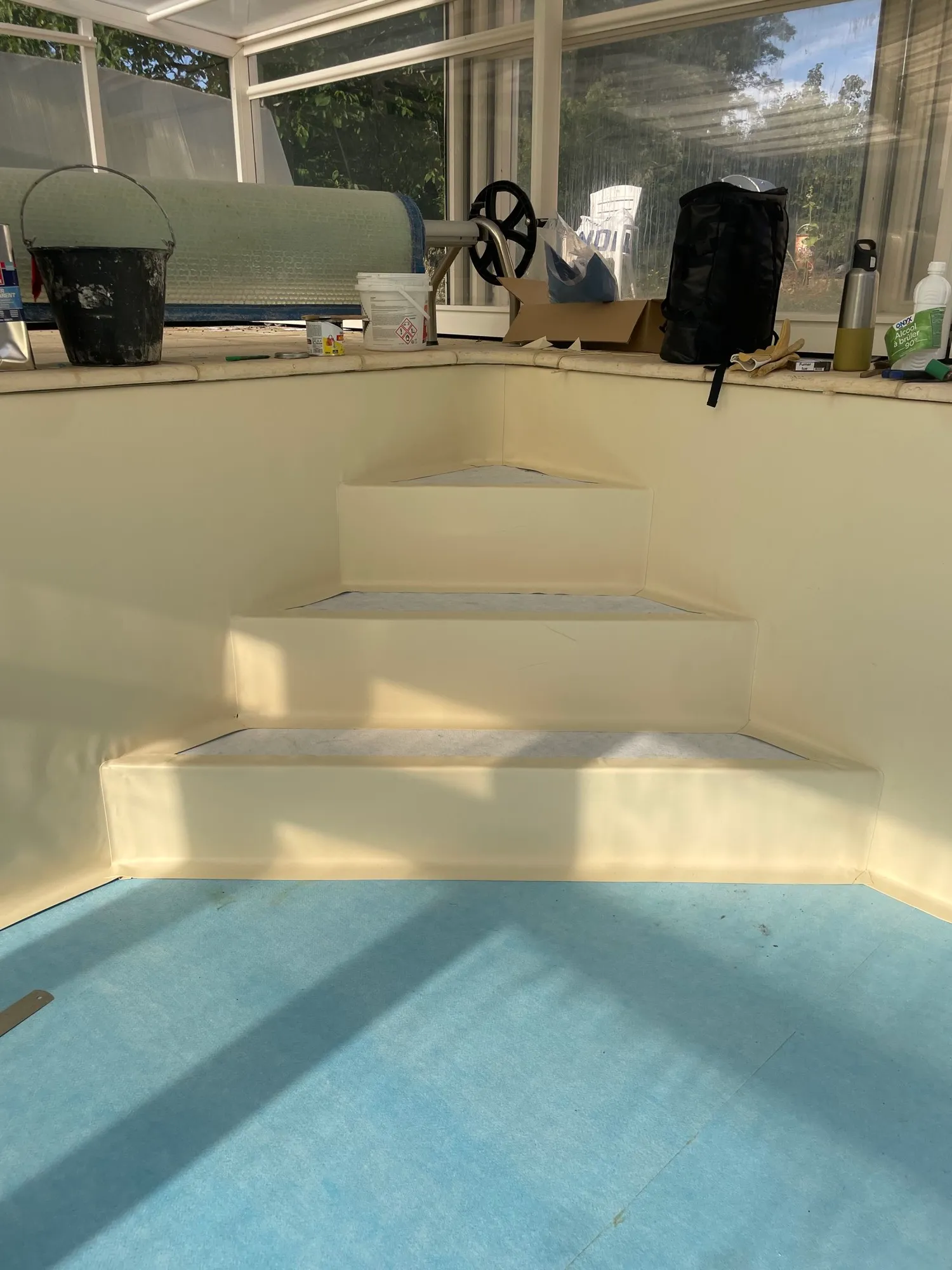 Escalier habillé de liner crème avec nez de marche antidérapants