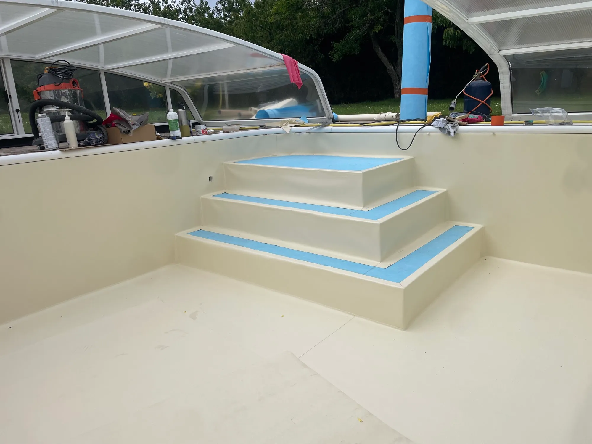 Gros plan d’un escalier trois marches, contremarches crème
