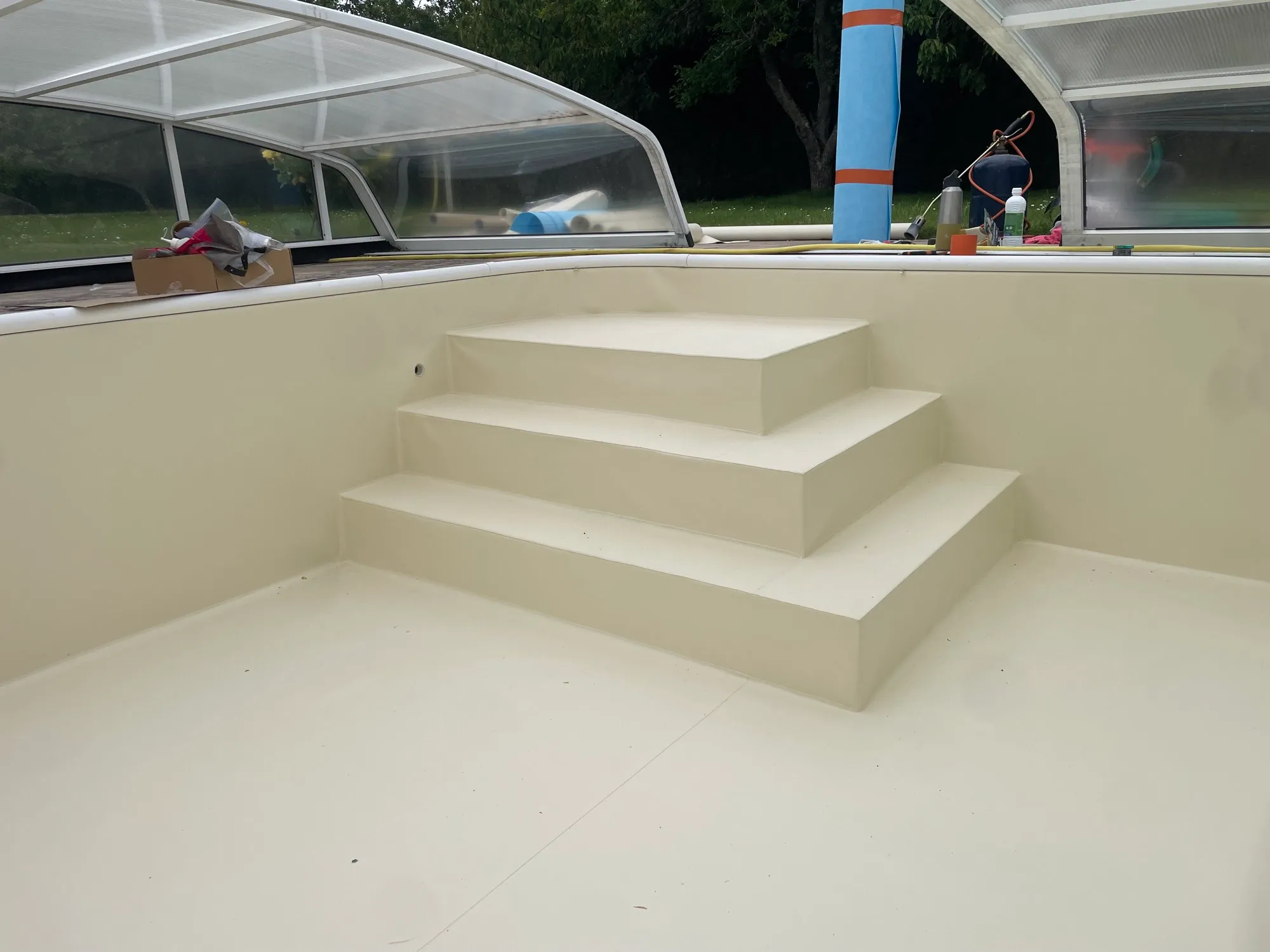 Escalier entièrement enduit crème, finition homogène