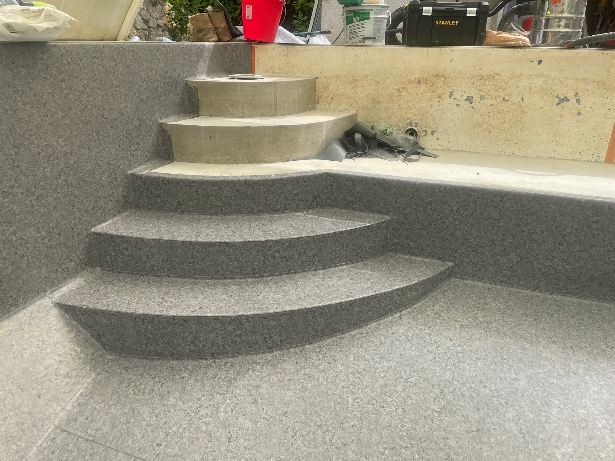 Le même escalier arrondi, nez de marches gris posés