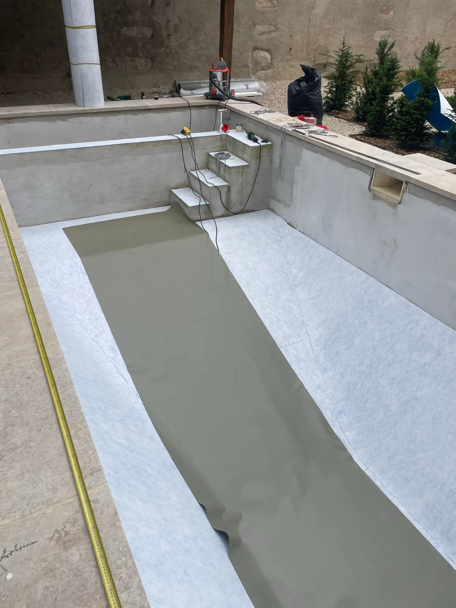 Gros plan du lé de liner kaki déroulé sur le feutre blanc
