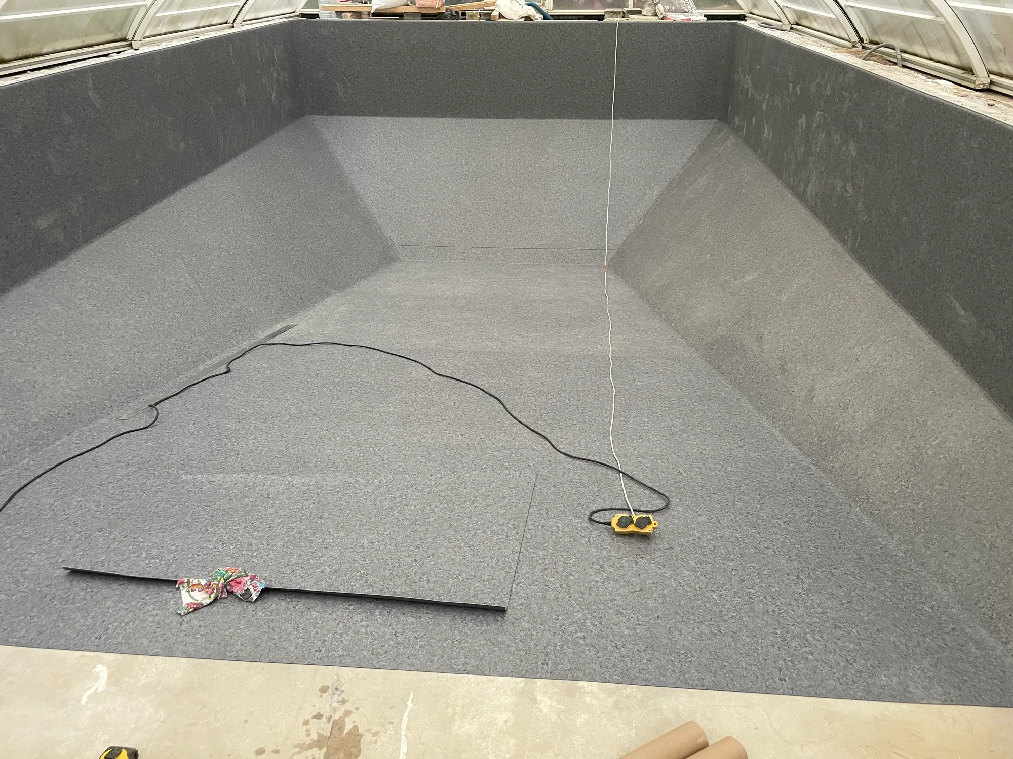 Intérieur de bassin recouvert de membrane grise mouchetée