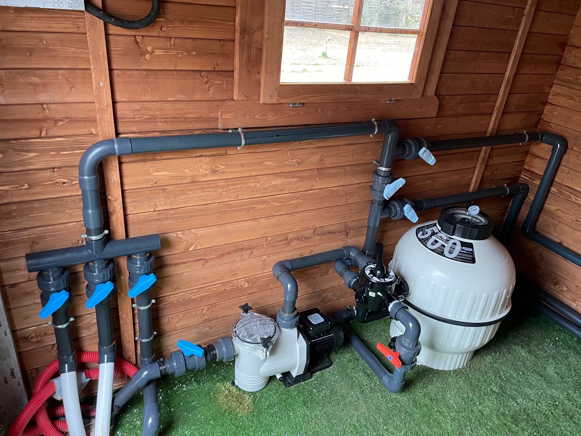 Installation de filtration : pompe, filtre et batterie de vannes