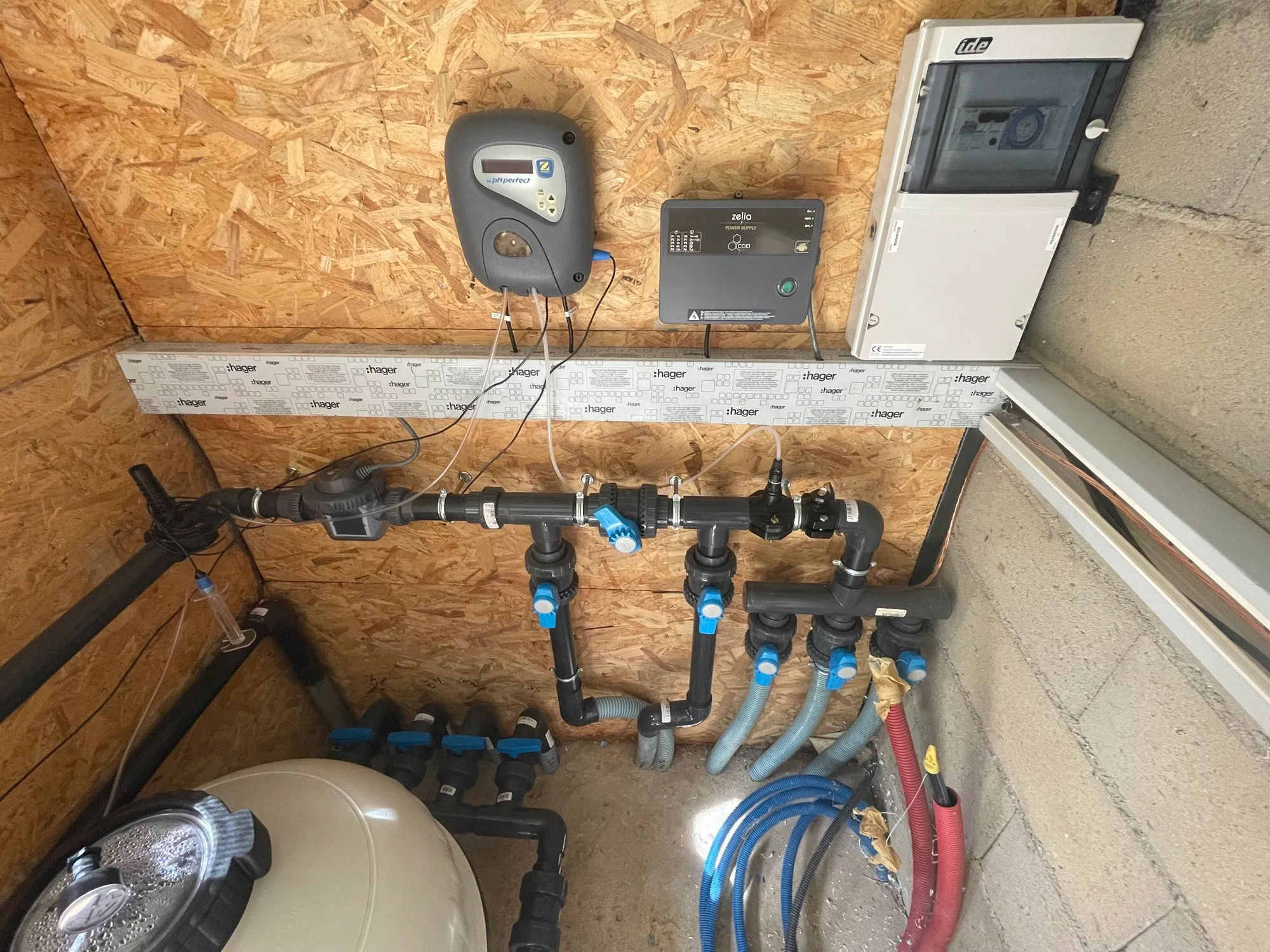 Régulateur de pH, alimentation basse tension et coffret électrique alignés au-dessus du collecteur de vannes