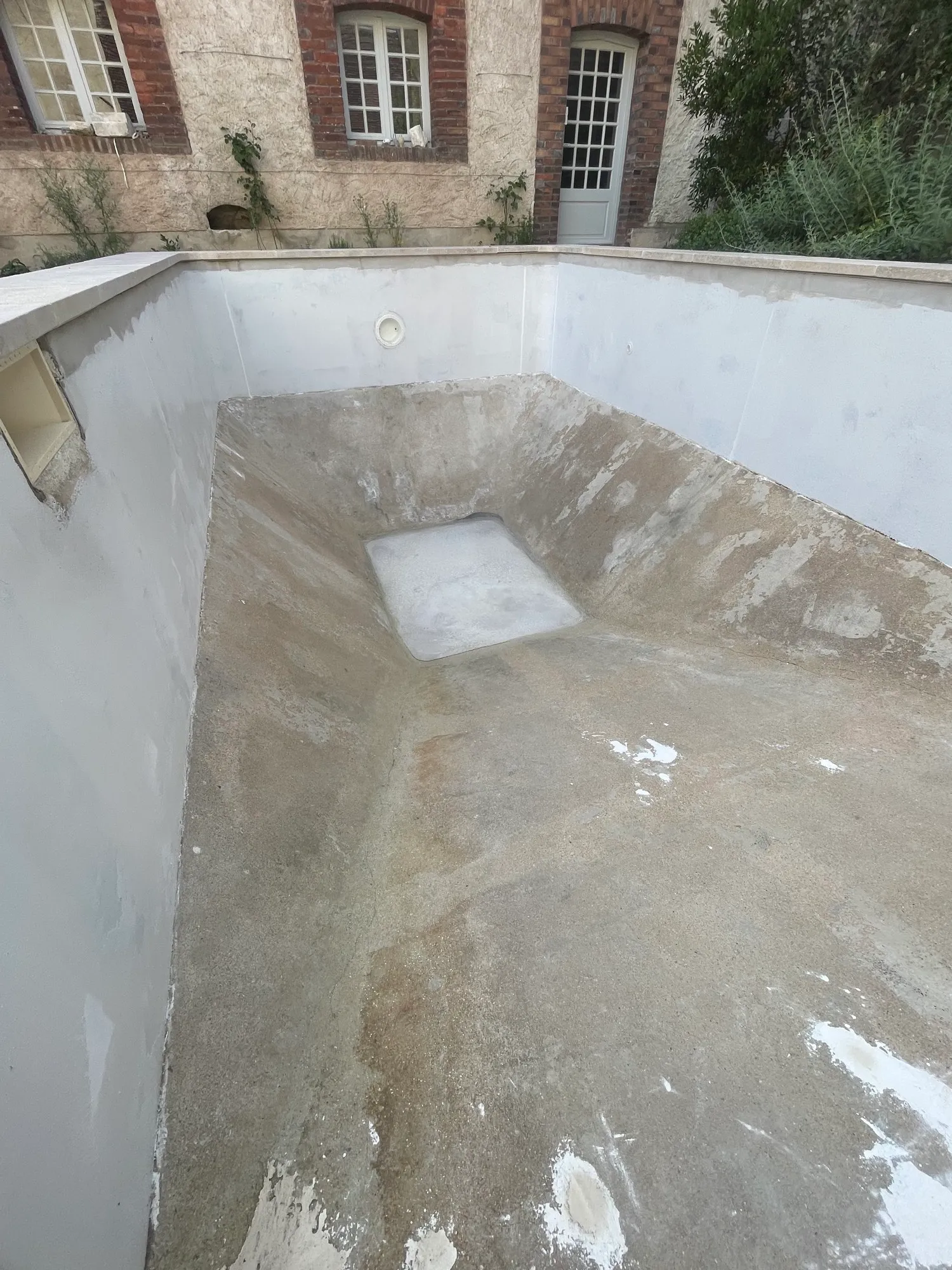 Bassin en béton brut avant habillage, parois et escalier maçonnés