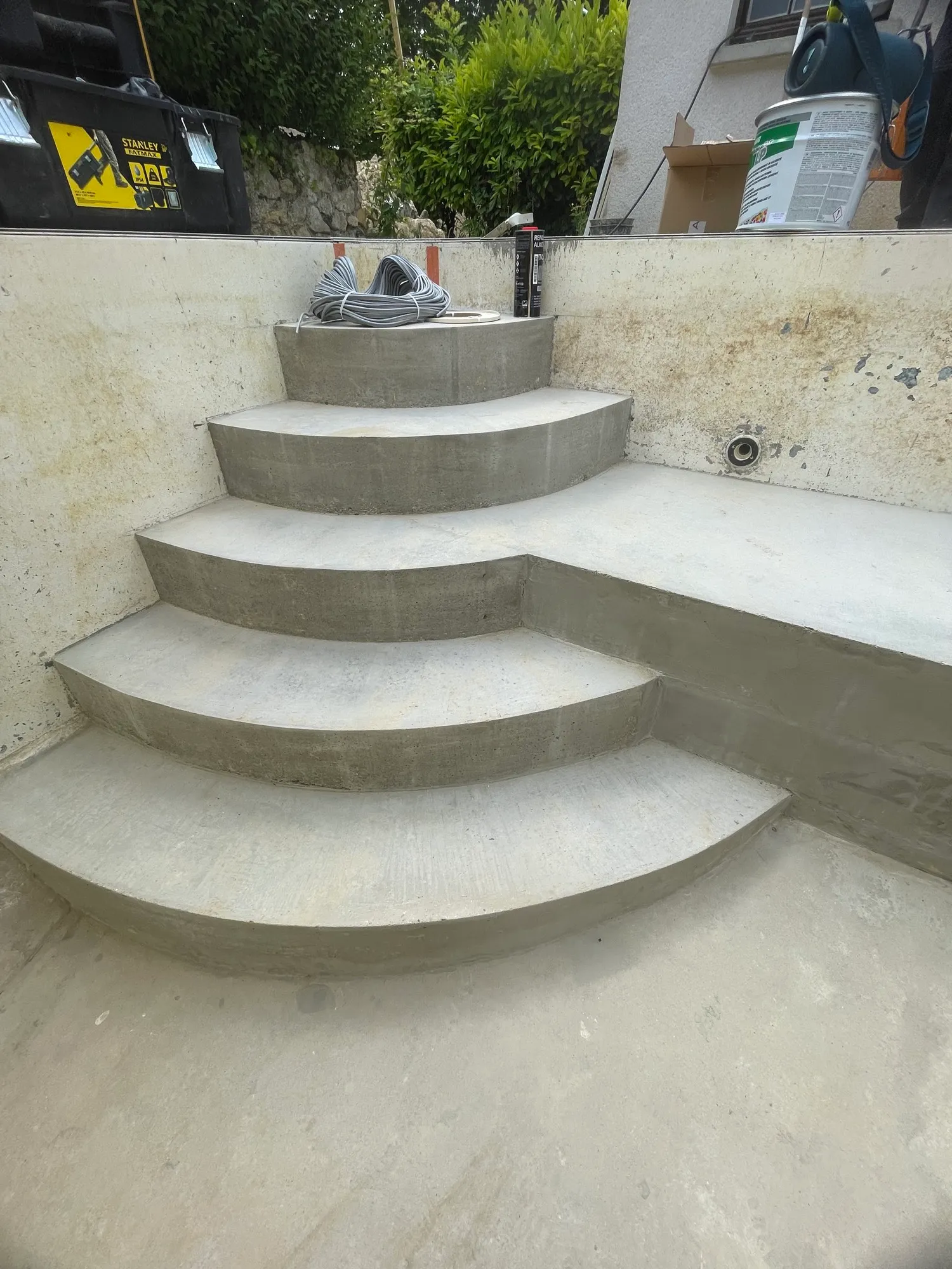 Escalier arrondi en béton brut à quatre marches